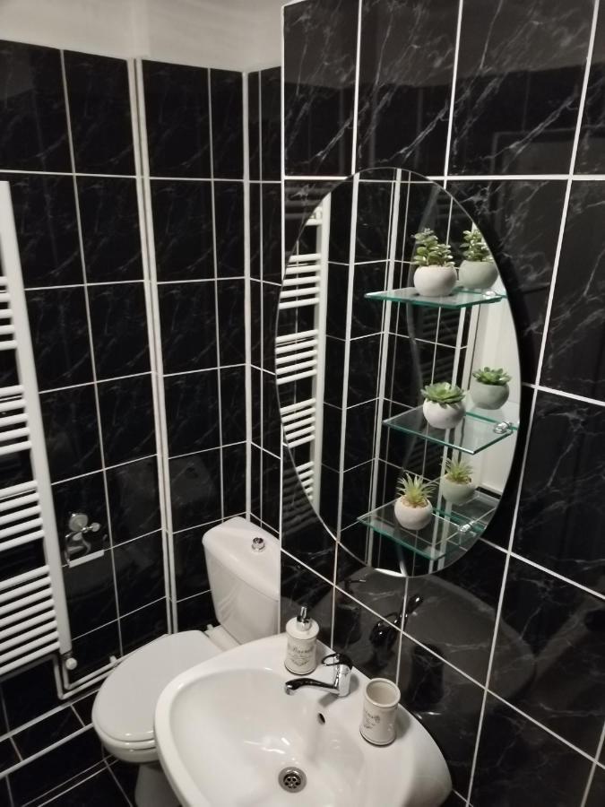 פיטסטי Chic Apartment מראה חיצוני תמונה